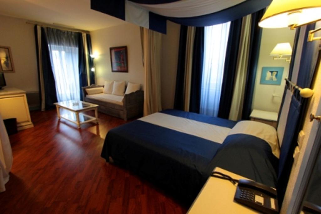 Hotel Moderne Et Pigeon Limoux Room photo